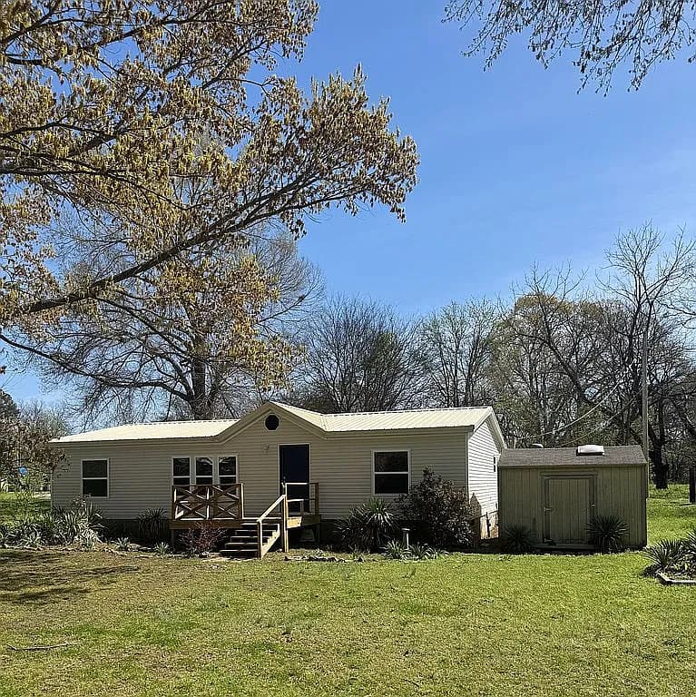 15921 Oak St — exterior photo