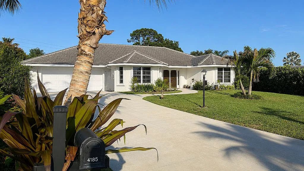 4185 SE Fairway Ct — exterior photo