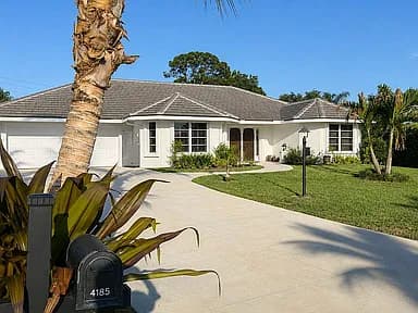 4185 SE Fairway Ct — exterior photo