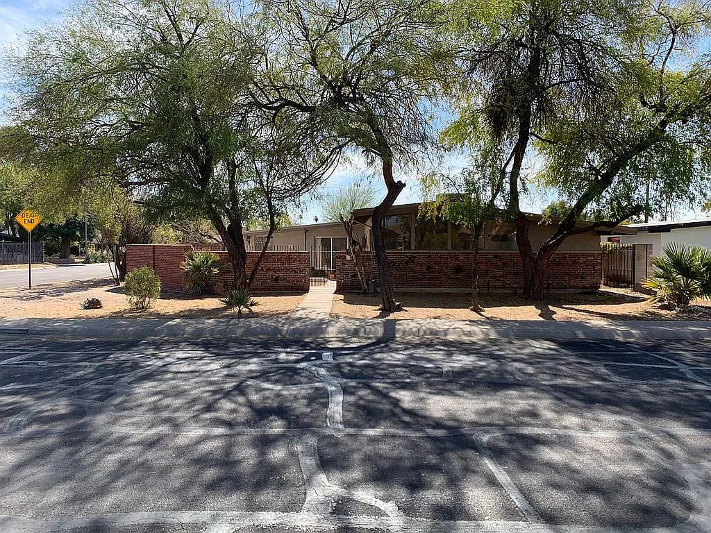 1345 E Rose Ln — exterior photo
