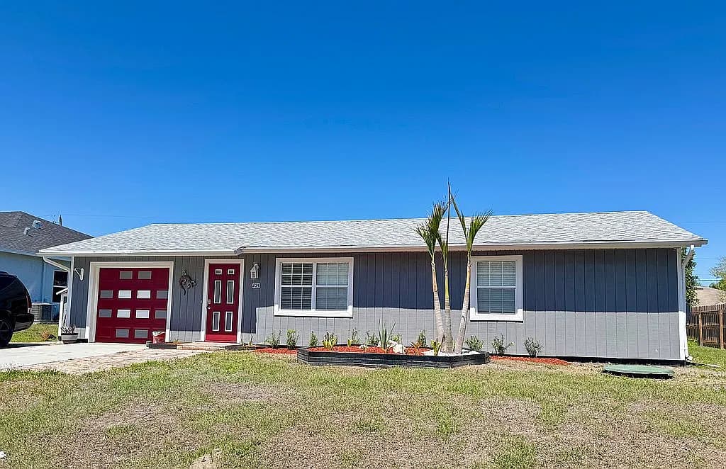 825 SW Canary Ter — exterior photo