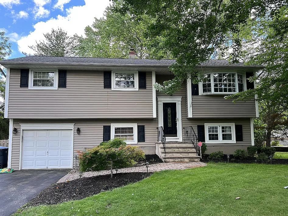10 Grandin Dr — exterior photo