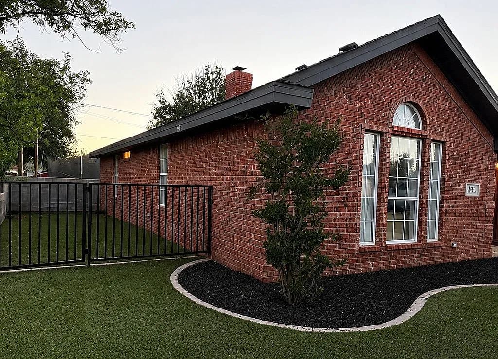 1217 NW 12th St — exterior photo