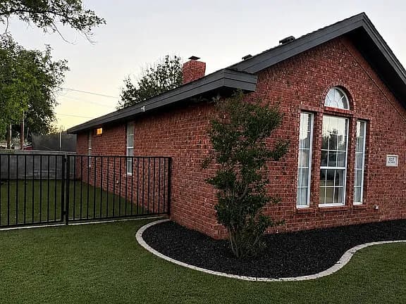 1217 NW 12th St — exterior photo