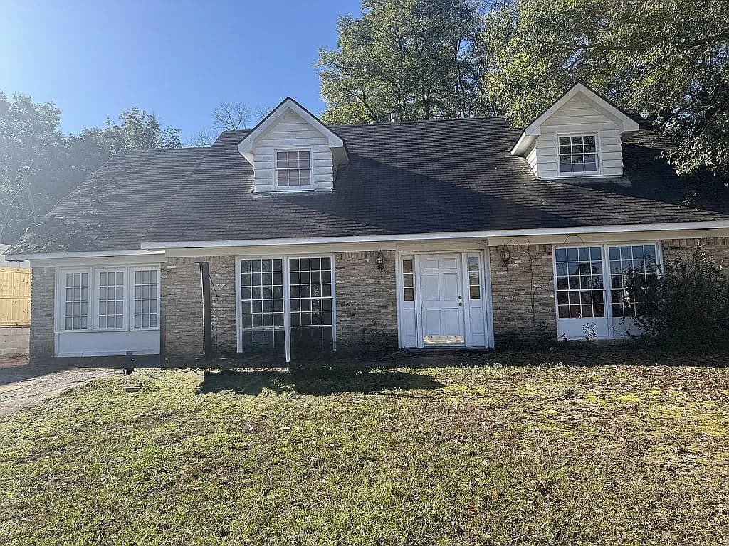 4951 Winslow Dr — exterior photo