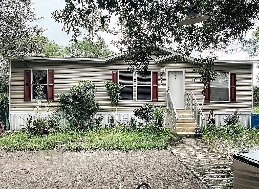 135 N Arboleda St — exterior photo