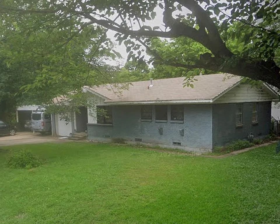 404 S 6th St — exterior photo
