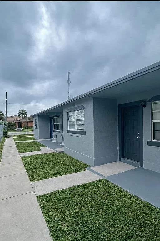 1225 NW 2nd St APT 1-4 — exterior photo