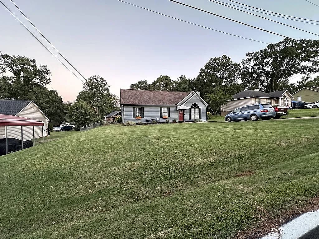 945 N Goodrich Ave — exterior photo