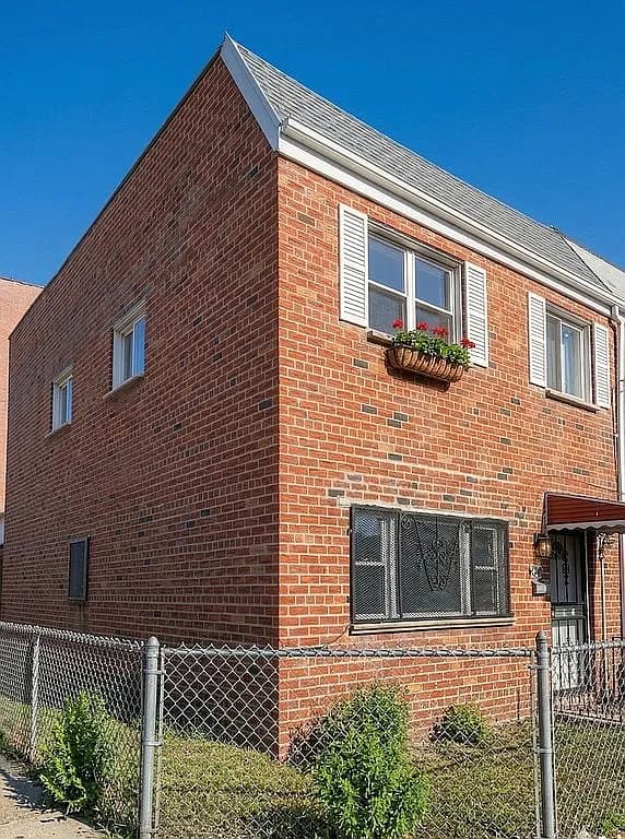 699 Conduit Blvd — exterior photo