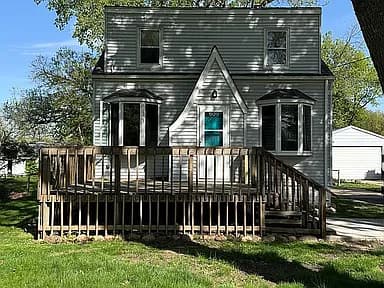 909 3rd Ave — exterior photo