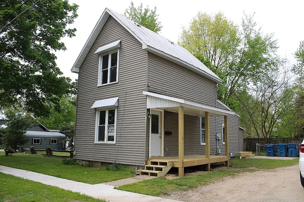 118 Peckham St — exterior photo