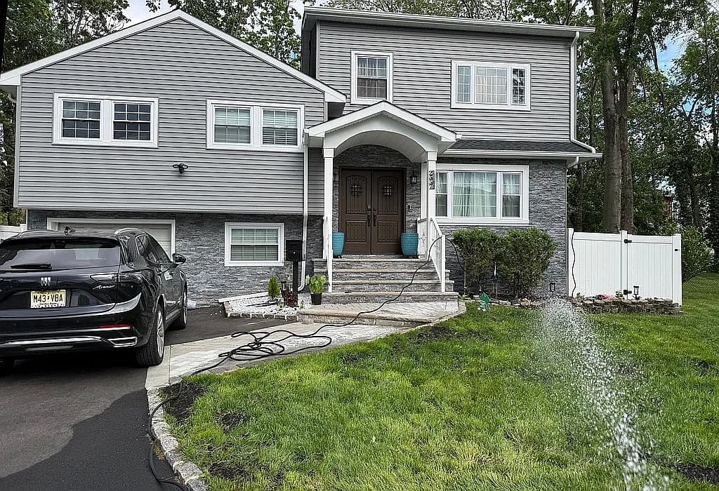 2557 Burns Pl — exterior photo