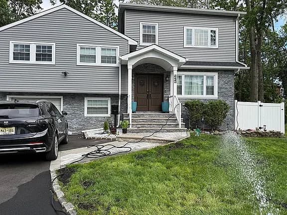 2557 Burns Pl — exterior photo