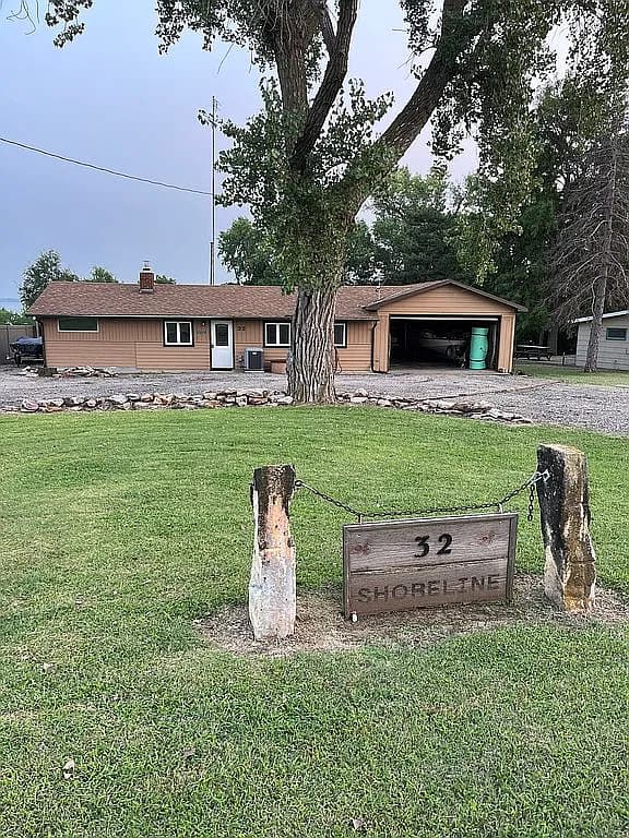 32 Shoreline Dr — exterior photo