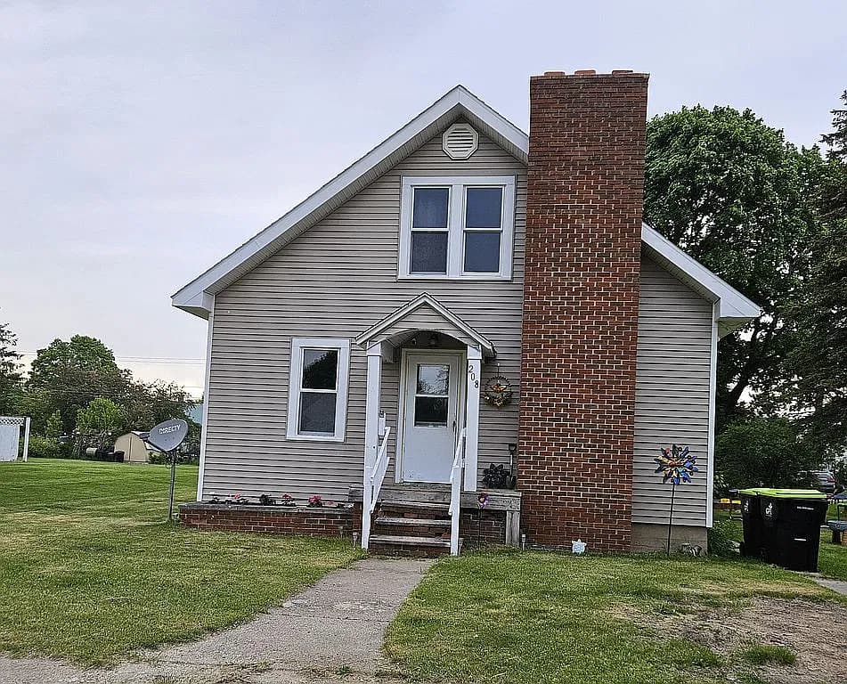 208 W Avenue C — exterior photo