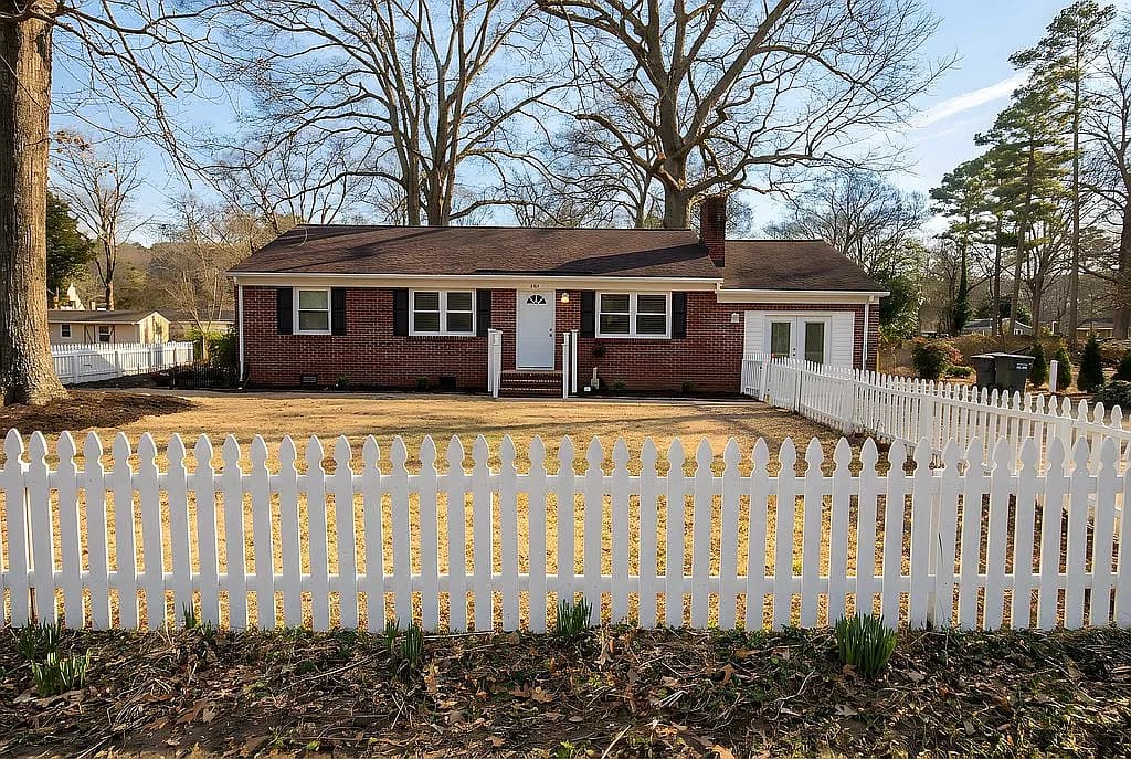 207 Falcon Rd — exterior photo