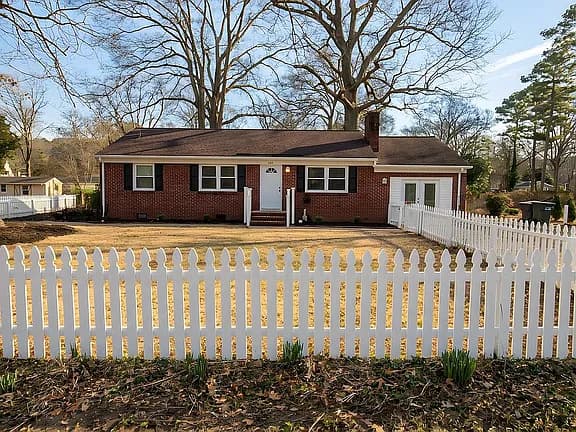 207 Falcon Rd — exterior photo
