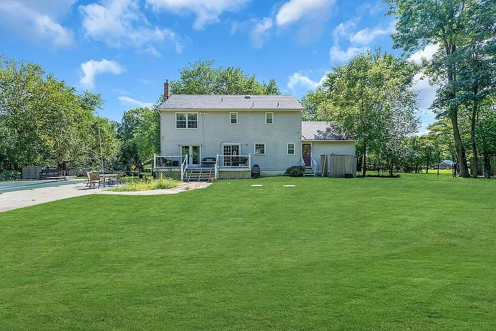 12 McQueen Blvd — exterior photo