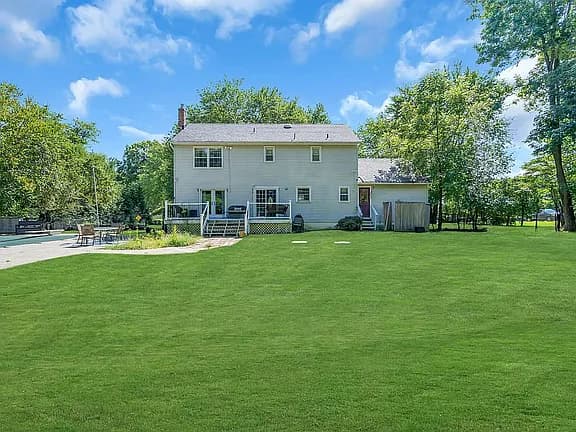 12 McQueen Blvd — exterior photo