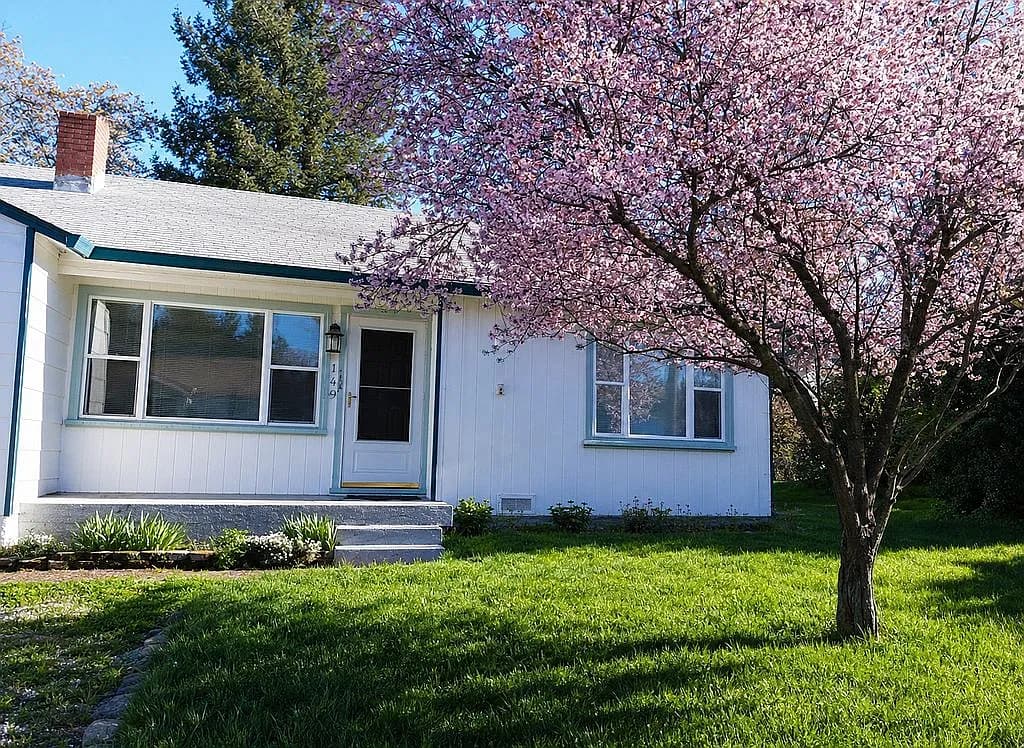 1149 Elm St — exterior photo