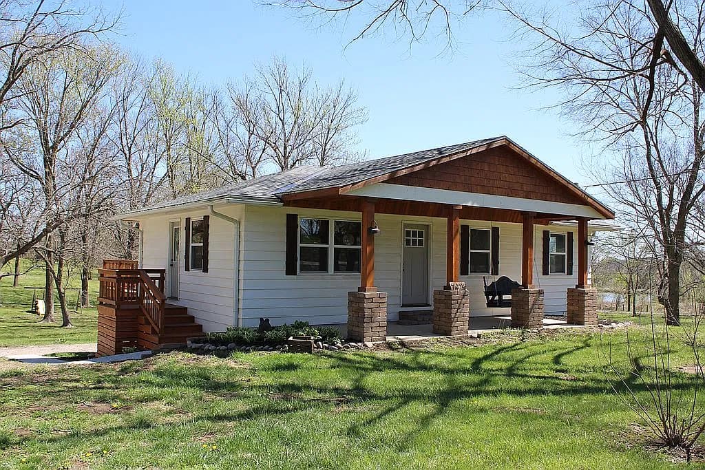 7425 NW Hampton Rd — exterior photo