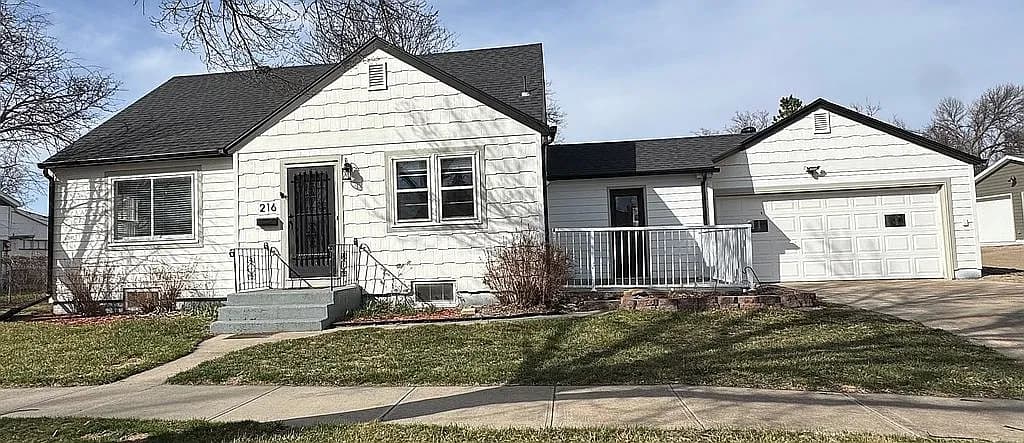 216 W 2nd St — exterior photo