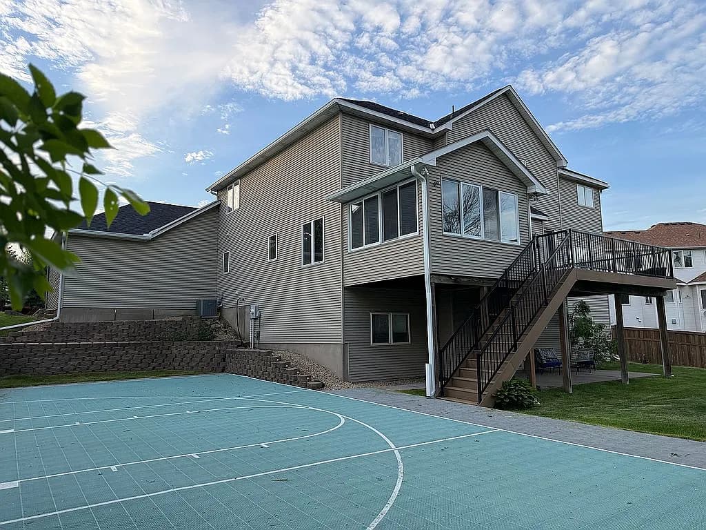 7819 Drake Rd — exterior photo