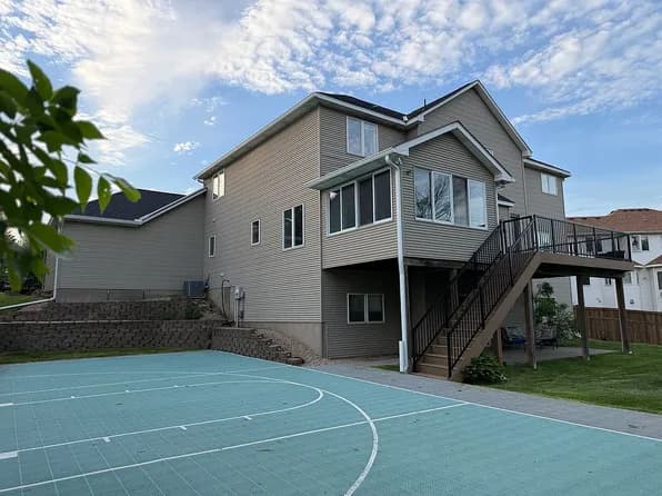 7819 Drake Rd — exterior photo