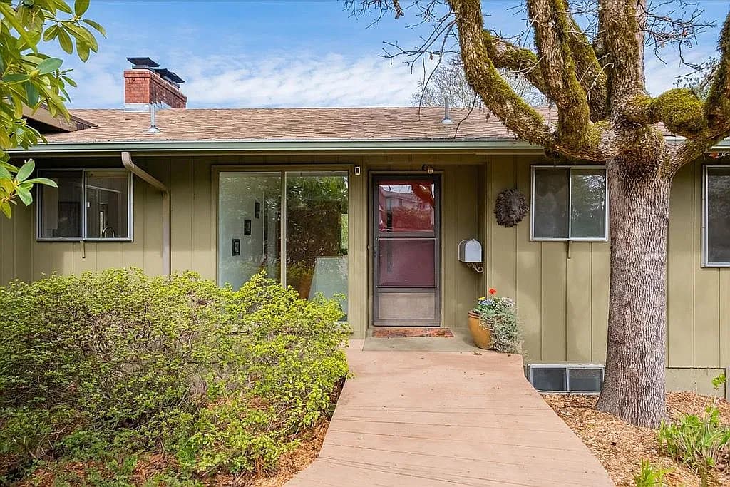1831 NW Hawthorn Pl — exterior photo