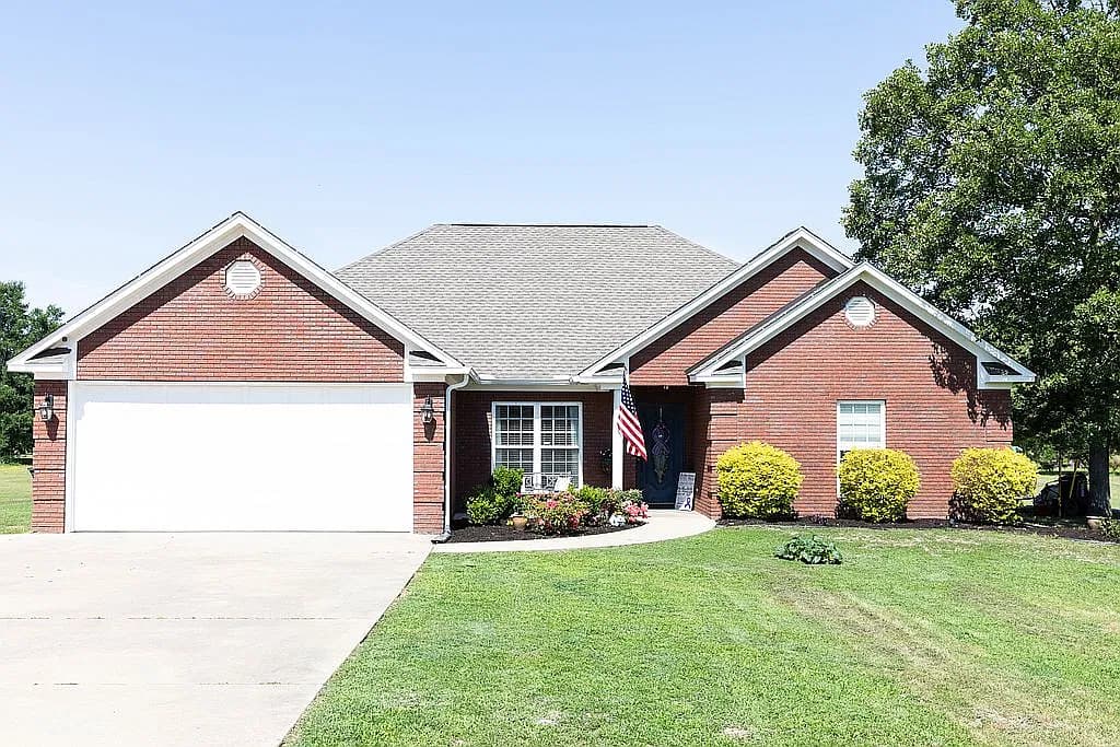 61 McKenzie Dr — exterior photo