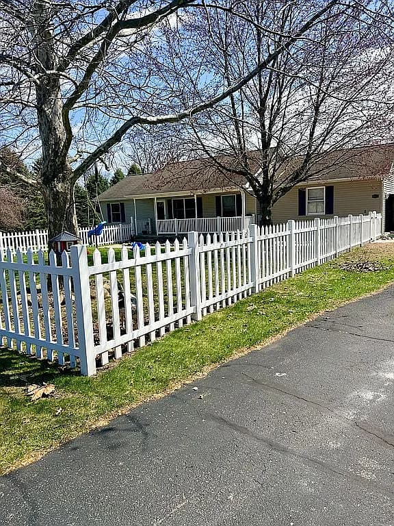 18225 Berkshire Dr — exterior photo