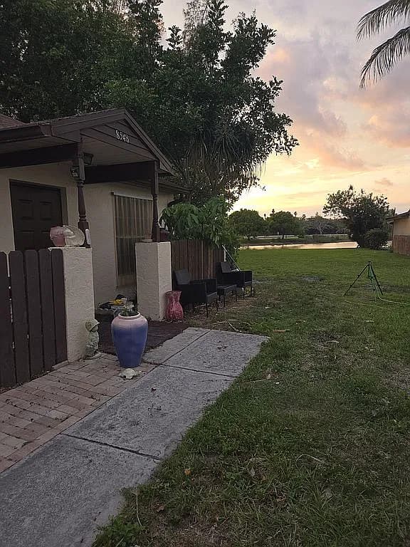 8548 Lake Point Ct #8548 — exterior photo