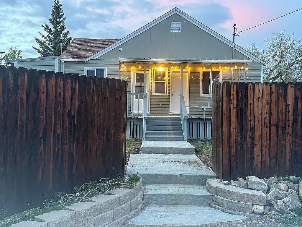 430 7th St N — exterior photo