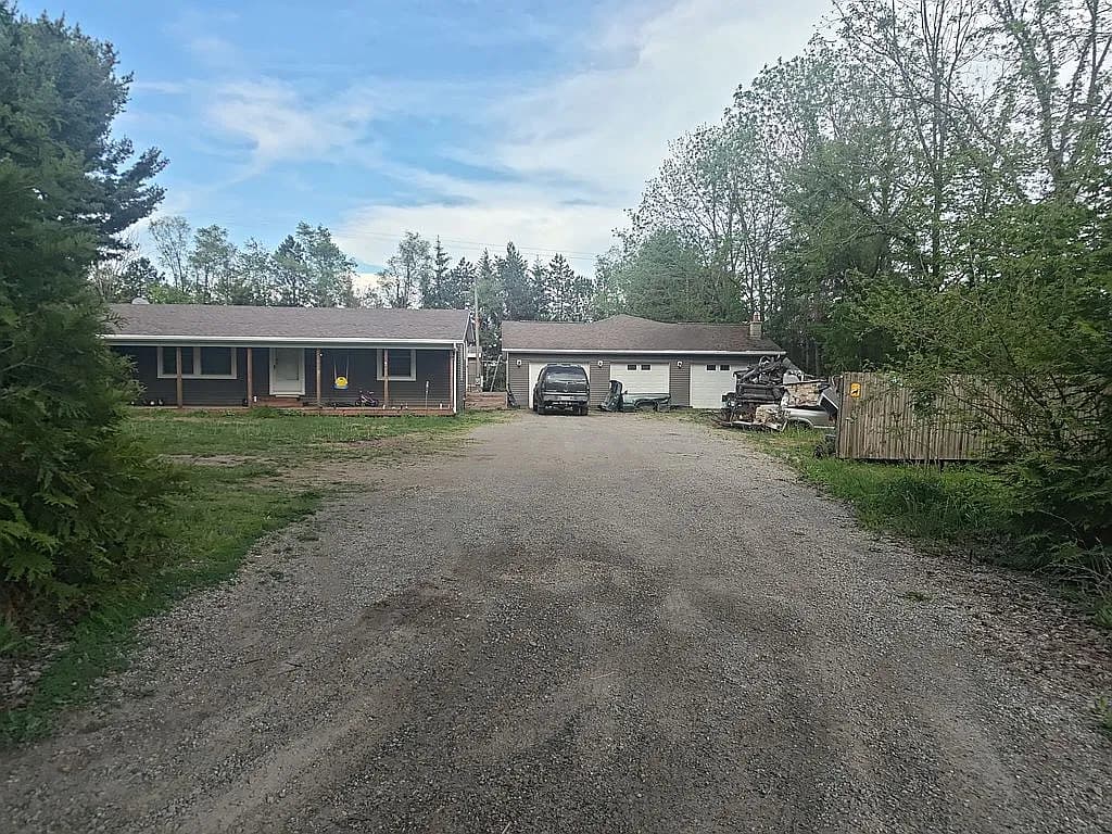 5523 Lake Pleasant Rd S — exterior photo