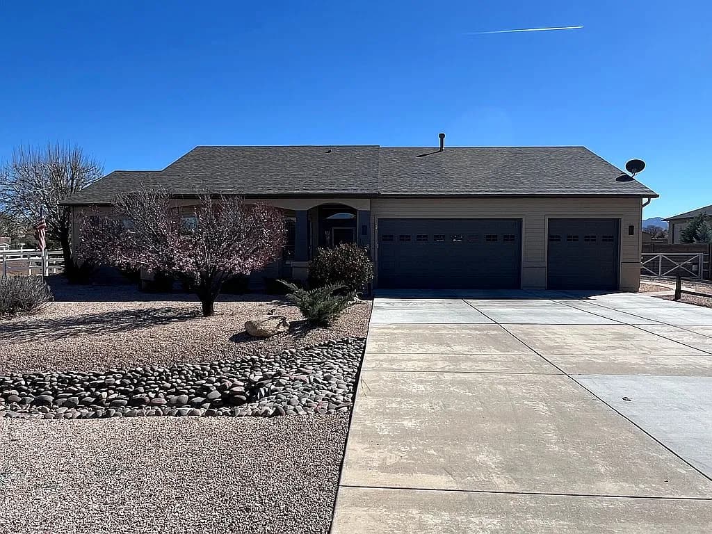 1093 Heather Ln — exterior photo