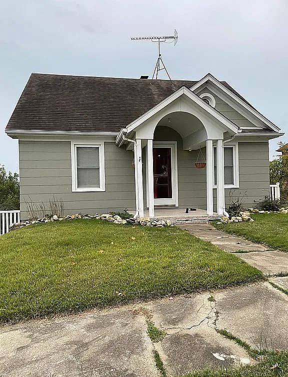 224 W 4th St — exterior photo