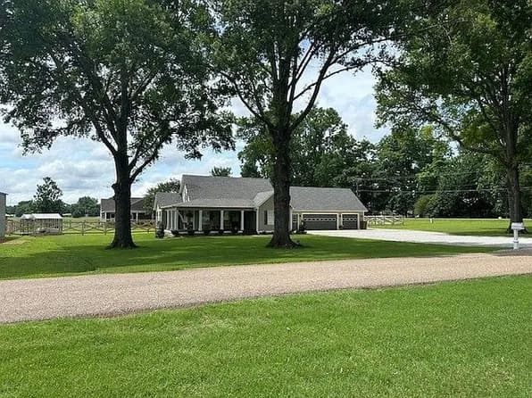 70 Oakwood Cv — exterior photo