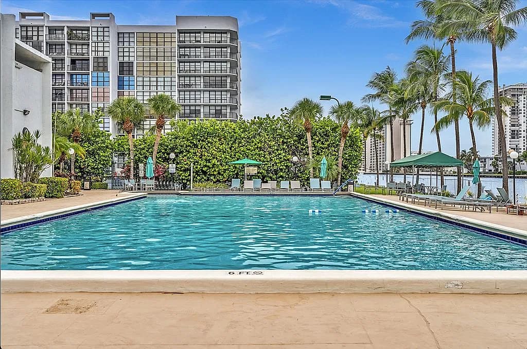 1000 Parkview Dr APT 329 — exterior photo