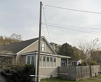1045 Maple Rd — exterior photo