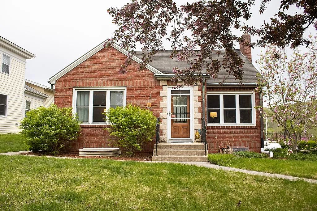 399 Center St — exterior photo