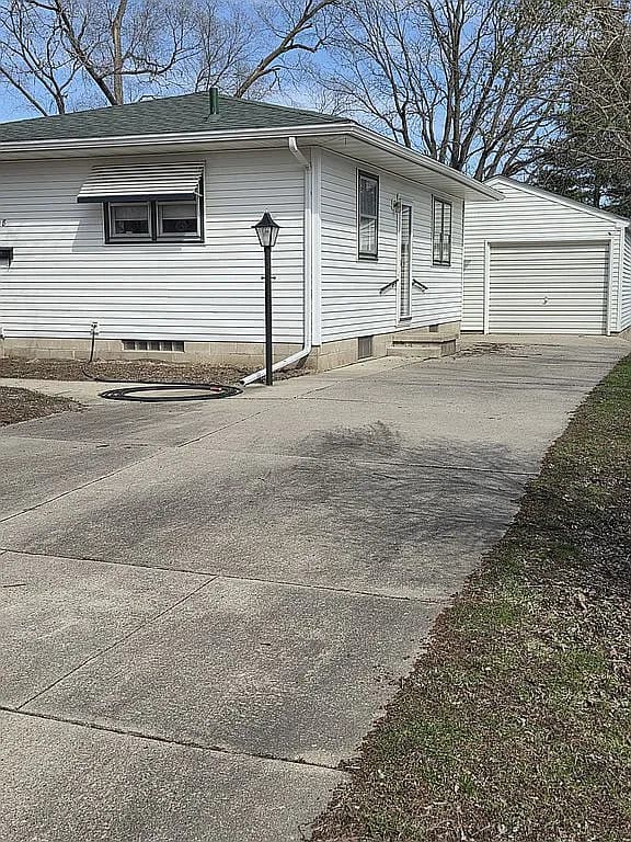 108 Thomas Ave — exterior photo