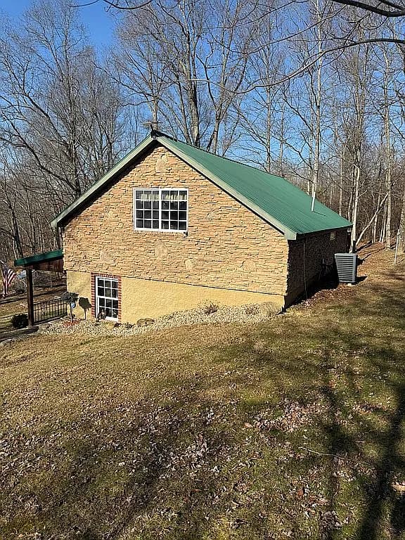393 Dickens Rd — exterior photo
