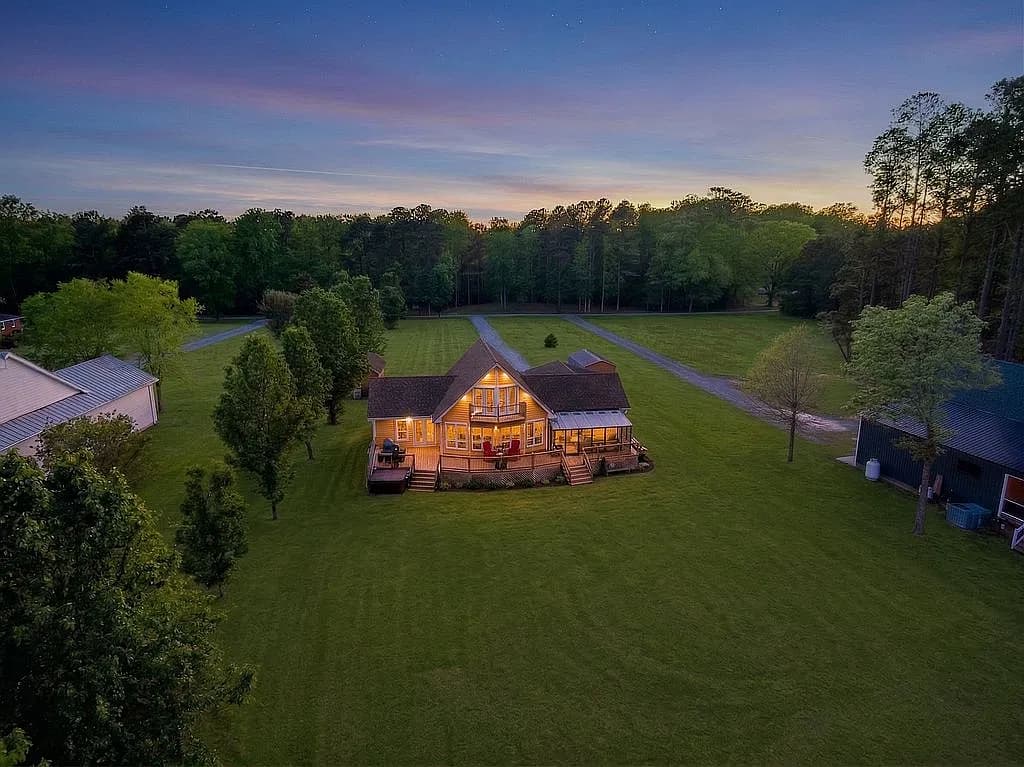 811 Swains Mill Rd — exterior photo