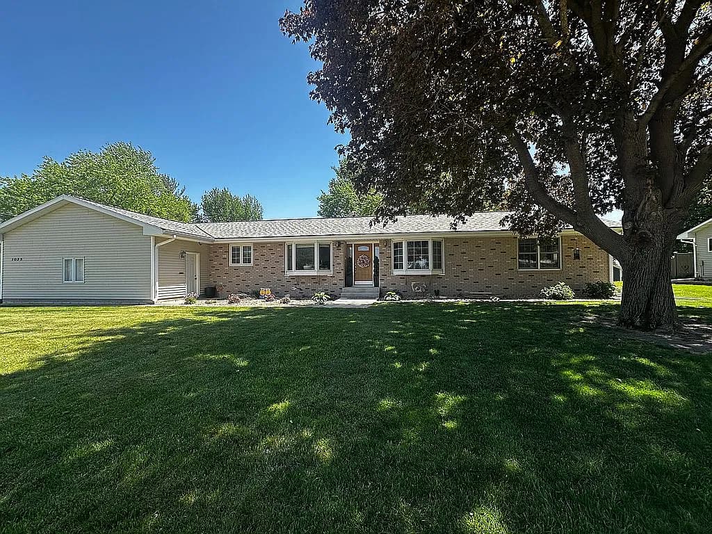 1025 Division St — exterior photo