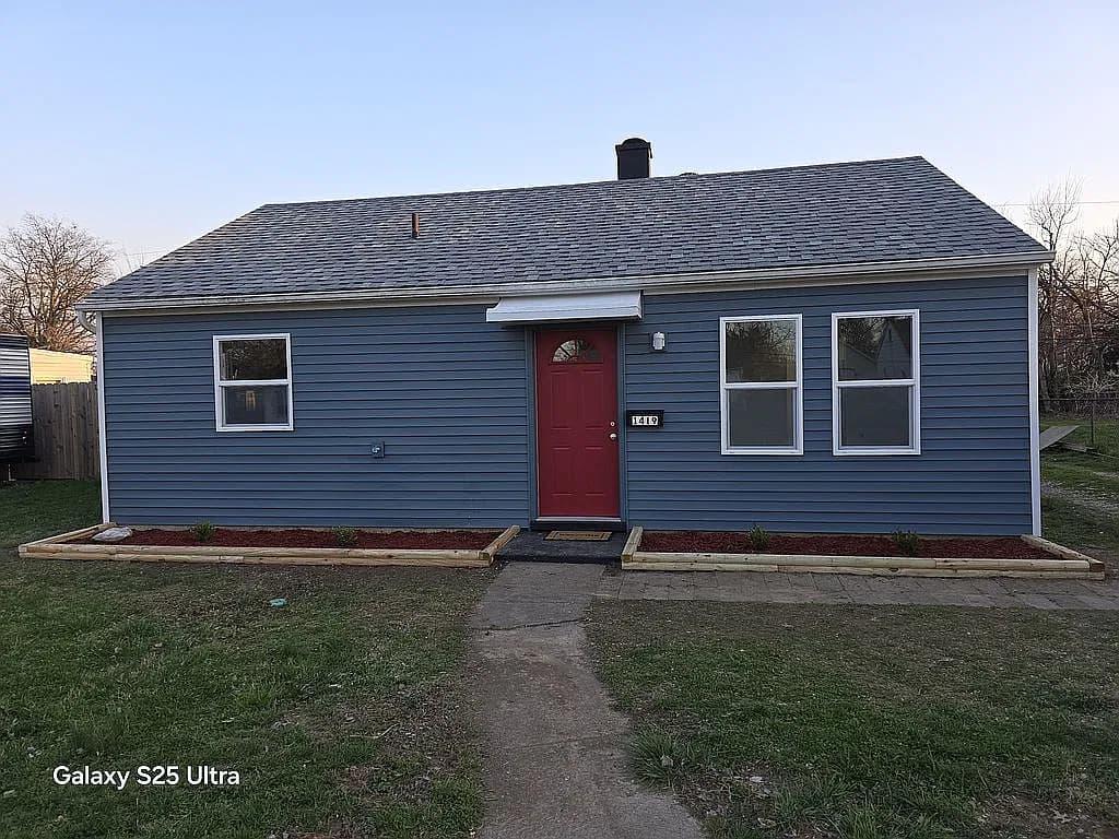 1419 Waggoner Ave — exterior photo