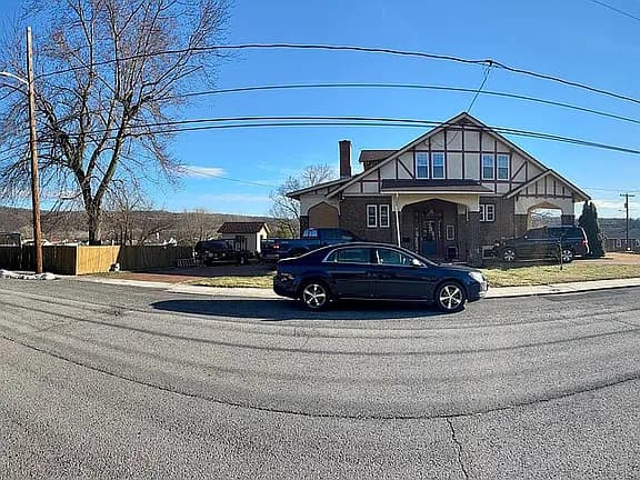 35 Pine St — exterior photo