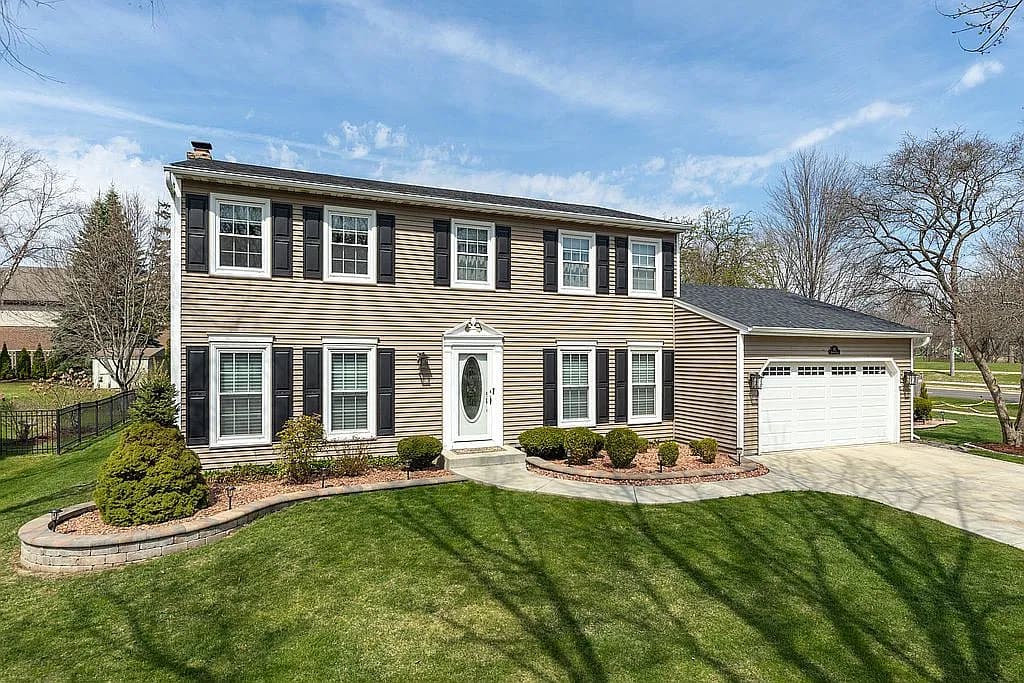 611 Staunton Rd — exterior photo