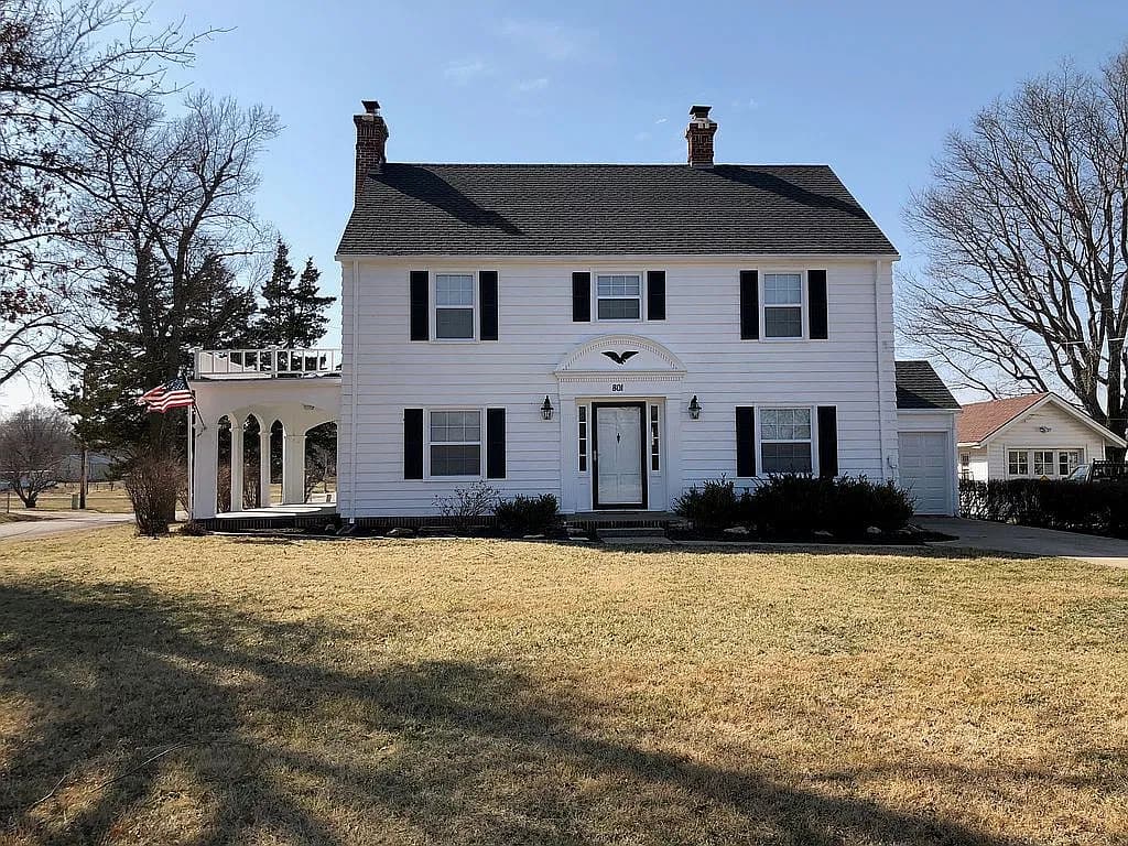 801 Pearson Ave — exterior photo