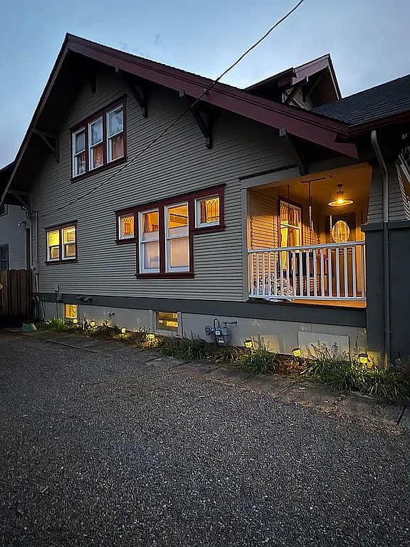 865 E College St — exterior photo
